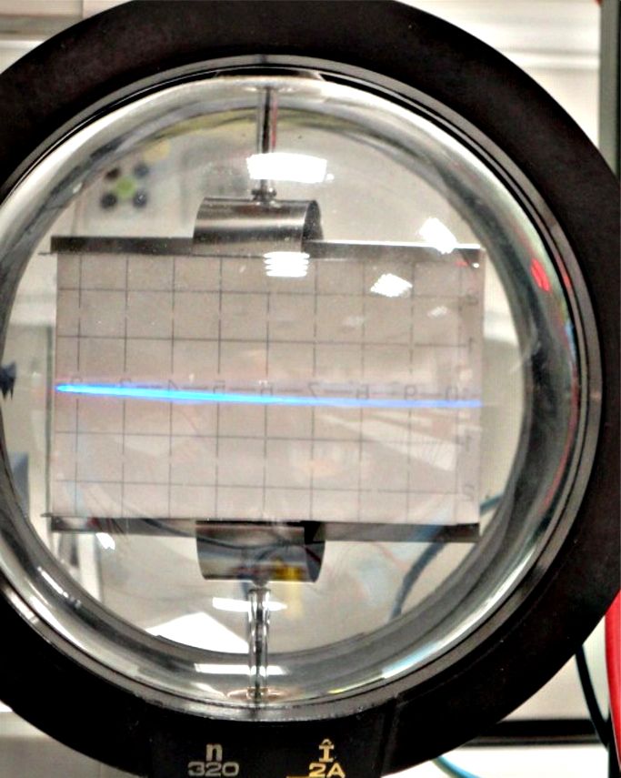 Bahn von Elektronen im Wienfilter, öffnen Sie dieses Bild in großer Version Bahn von Elektronen im Wienfilter