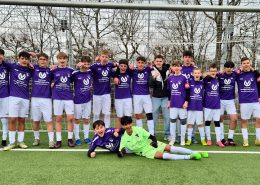 Die Mannschaft von links nach rechts: Arjin, Arda, Klejvis, Luis, Kian, Fabian, Yasin, Denis, Fritz, Lars, Marlon, Brian, Bastian, Haitham, Mattis; vorne: Dion, Ryan.