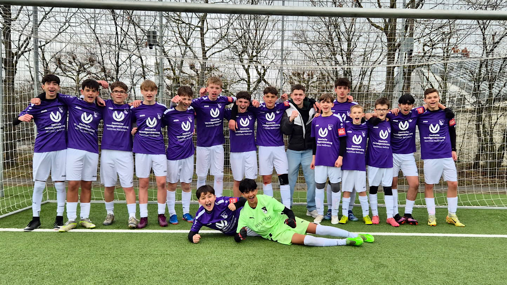 Die Mannschaft von links nach rechts: Arjin, Arda, Klejvis, Luis, Kian, Fabian, Yasin, Denis, Fritz, Lars, Marlon, Brian, Bastian, Haitham, Mattis; vorne: Dion, Ryan.